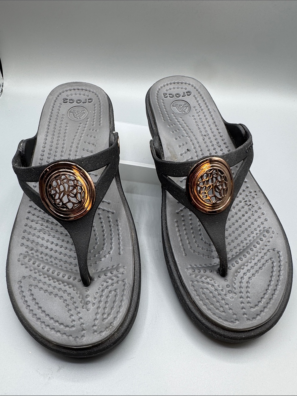 CROCS Crocs Sanrah Circle Women's Black Wedge Thong sandals, size 5